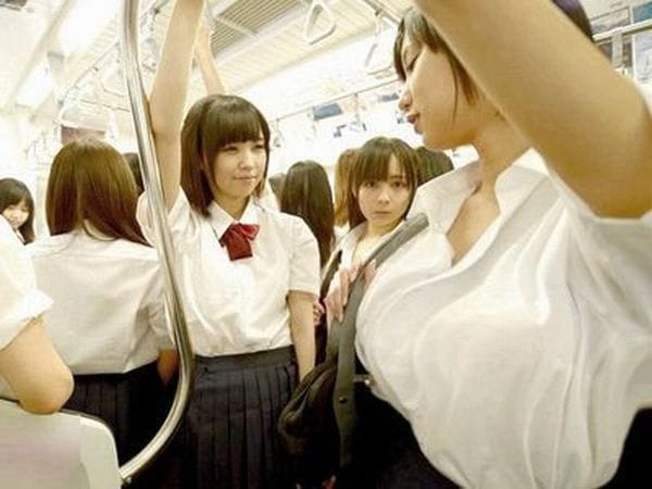 【M男いじめ】痴女だらけの電車でエロ制服なロリJK集団に挑発されチンコ！ドSな胸チラおっぱい誘惑＆濃厚フェラ抜き＜痴漢＞