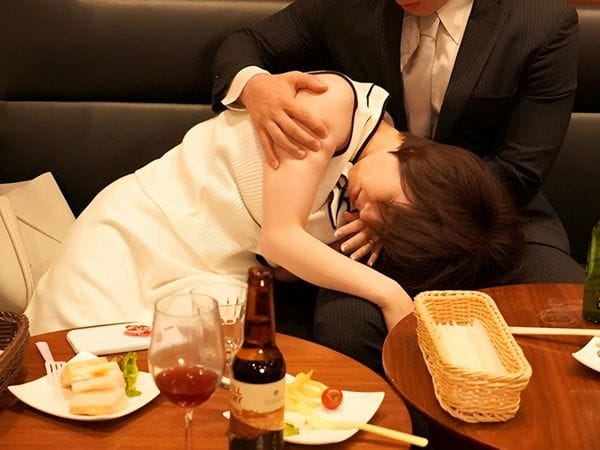 ＜人妻NTR＞同窓会で遭遇した昔の彼女を即ハメ狙い！相部屋ホテルに連れ込んだエロ巨乳若妻が禁断の背徳不倫で羞恥に痙攣絶頂