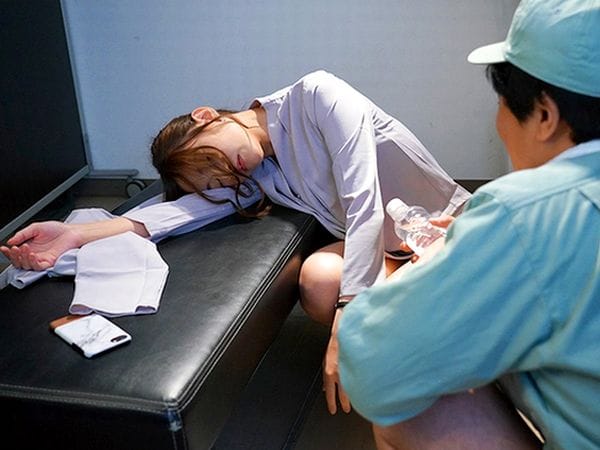 ＜肉便器調教＞同窓会で遭遇した同級生を拉致監禁！睡眠薬で眠ったエロ貧乳な美熟女を大量潮吹きさせ声我慢の強姦凌辱レイプ！