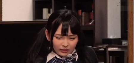 【こたつの中でフェラをする女の子】黒髪でスリムボディーの清楚な女の子が、コタツの中でこっそりフェラ！