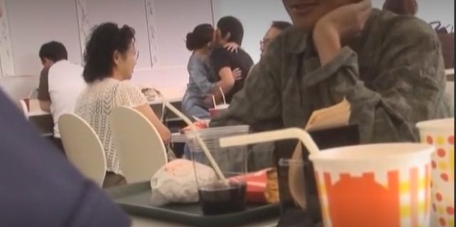 【性狂娘の痴女エッチ】某ファストフードで太くて固いオチンチンを食べているどすけべな魔性娘を発見したぞ！