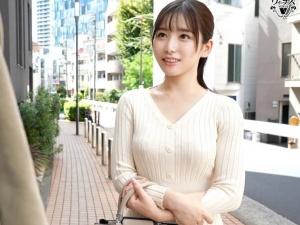 「ゴム着けてないから…ああっ♡」バイト先で知り合った人妻が美人すぎて我慢できん！襲ってみたら美巨乳で色白でさらに興奮し…