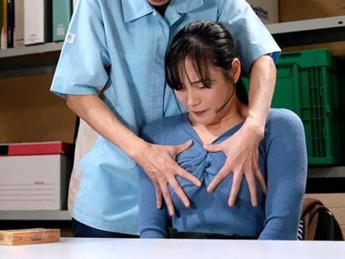 【人妻レイプ】自分がパート勤務するコンビニで女子校生の娘が万引きしてて…代償として店長の男に恥辱を受ける美熟女お母さん