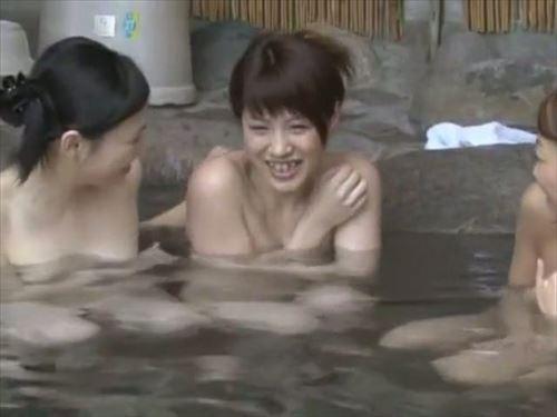 温泉旅館で働く、ドスケベな仲居さんが、純粋なJKを誘惑！媚薬で意識朦朧のJKに、仲居さんと共に、禁断の3Pレズ愛！