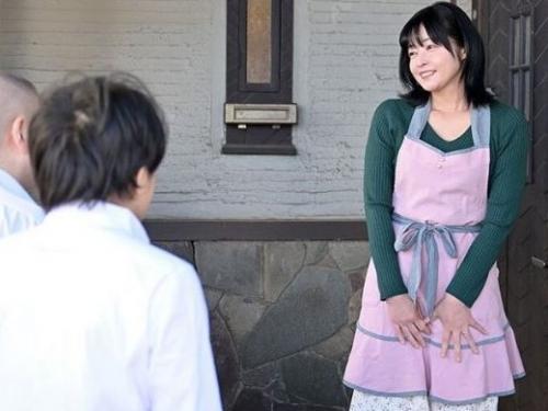 【友達の母】海外で仕事する主人と会えずに寂しい中で息子の幼馴染から迫られて…快楽にハマって背徳に溺れるエロ美熟女お母さん