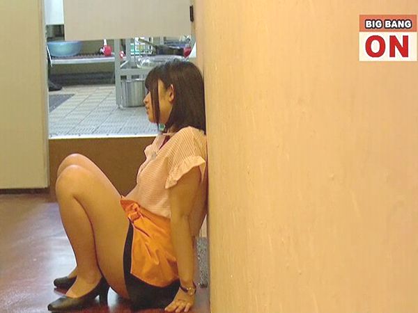 ＜大量潮吹き＞油断するエロ巨乳なバイト娘を強姦凌辱！失禁手マンで悶絶しイキ潮お漏らし…羞恥な敏感子宮にデカチン即ハメ！