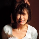 美人妻が拉致られて監禁されてしまう！怯えながらオナり生ハメされてザーメン注入