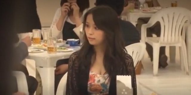 【淫靡娘の公開セックス】夜のビアガーデンで巨乳娘が生ハメピストンされるショーが始まって全員大歓声で盛り上がる！