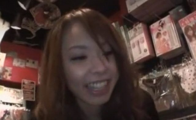 【美人ギャル】最初にオモチャを買いに行く。早速装着しての外出。車内でプレイ。着衣、リモコンバイブ、手マン。本番なし