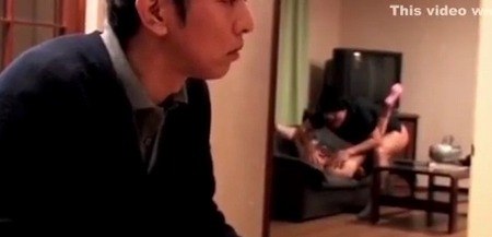 【羞恥レイプ】人妻が盲目の夫が横に居る中で強盗にレイプ被害！異変を感じつつも察知出来ない夫と声を出せない妻の苦悶と快感