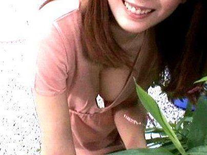 ＜神乳デケ～ぞｗ！！＞胸チラかよ・・・最高！グラマラスボインの美女！草取り手伝いでがちsex出来たった！！！