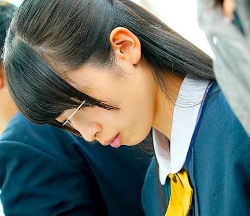 まだ処女なのに…身動きの取れない満員電車で痴漢に挿入され中出しまでされたお嬢さま学校の女子生徒