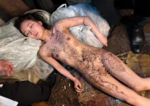 【凌辱レイプ】突然拉致され全裸でゴミ捨て場に捨てられたパイパン少女。通りすがりのホームレスやサラリーマンに次々犯される…