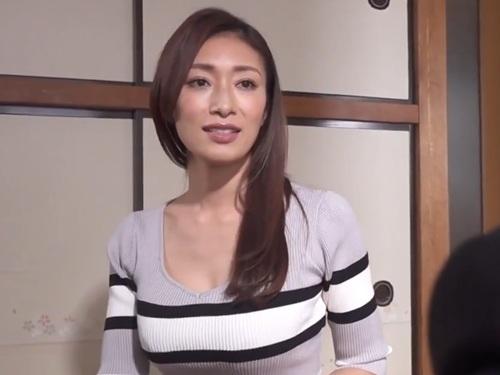 【小早川怜子】人妻売春サークルの勧誘に乗ってしまった人妻が旦那が留守の間に他人棒に跨り娘の学費を稼いでしまう