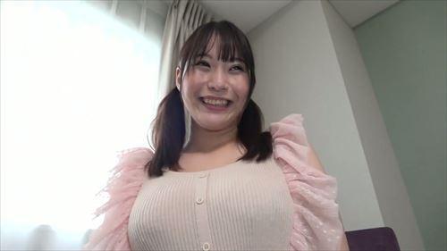 純情な田舎娘、初体験でドキドキ！胸の豊かさを解放し、甘い罠にかかった男たちを魅了する！激しく燃える一夜、欲望の渦に飲み込まれる！