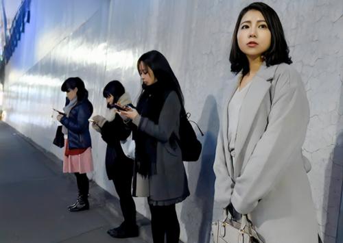 《人妻NTR》『お姉さん、いくら？』妻を「立ちんぼ」スポットに立たせ見知らぬ男に品定めされる妻に欲情する変態夫！
