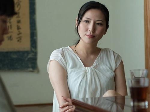 【椎名ゆな】学生時代に片思いだった男の息子を誘惑し若いチ〇ポを熟女の腰さばきで責めまくり強制的にマ〇コに中出しさせる