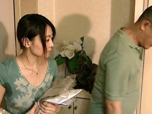 お客のためならナニでもやるクリーニング屋さん。マゾっ子人妻がいればお望み通り張ってファック。客が途切れません♡
