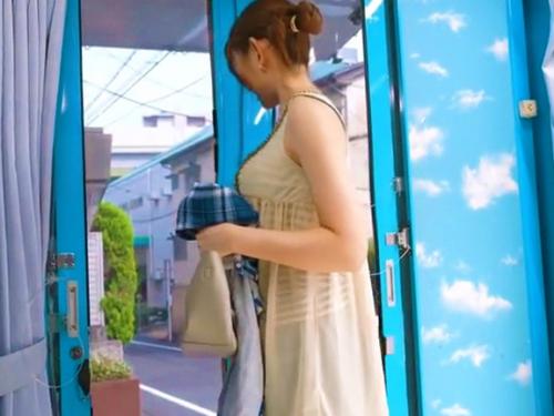 【MM号】S級パイパンで超かわええ奥さんを人妻ナンパ！性的ビキニ着用…デカチン青年によるNTR生中出し【素人ナンパ映像】