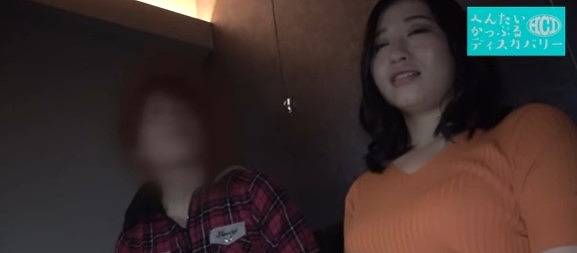 【どヘンタイ彼女】街でナンパした彼女に暗いお部屋でじゅっぽりフェラしてもらってホテルに移動してにゅるっとマットプレイ