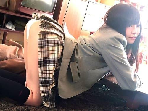【素人中出しハメ撮り】制服姿の美少女系素人娘のマンコに勃起肉棒生ハメガン突きで絶頂ザーメン中出し。