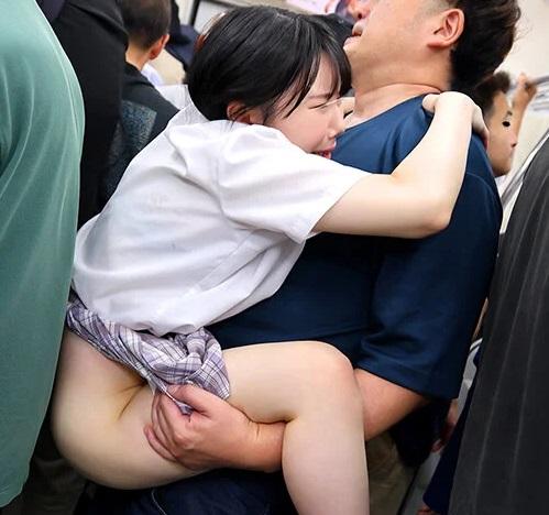 【強制性交痴漢】恐怖で支配した145cmの小さな女の子を持ち上げてガキマンコに巨根をぶち込み！