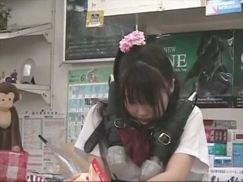 制服姿の彼女を襲う、禁断のテクノロジー！女子校の平和は、コンビニエンスストアで繰り広げられる超バトルで崩壊する！