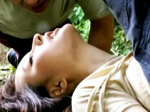 リアルで生々しいエロス、衝撃すぎる犯罪現場！？夏の野外で理性を失った男たちの標的となった人妻、背筋も凍る集団暴行の果てｗ