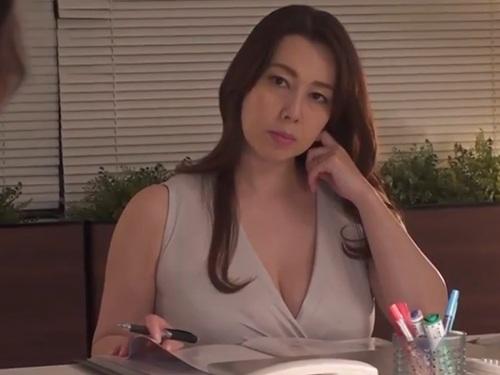 【風間ゆみ】デカ乳でデカ尻の豊満な女上司が居眠りした隙にデカ乳を揉んだら怒られるどころかセックスまで出来てしまう