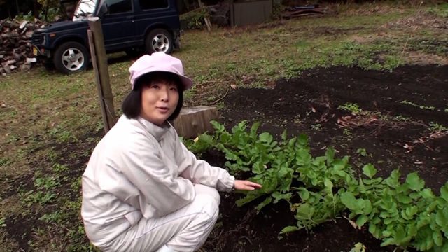田舎で農業に従事する熟女を対象に取材している、と農作業中の四十路熟女をナンパして旅館に誘い快楽に堕ちる濃厚中出しセックス！