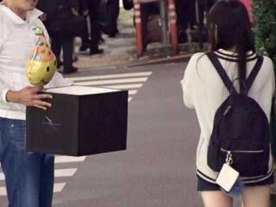 【19歳女子】可愛い子ゲット♪Ｍ字開脚でマンコ割れ目見せ&フェラっ！チンポ咥えて乱れすぎポーズで欲情中！